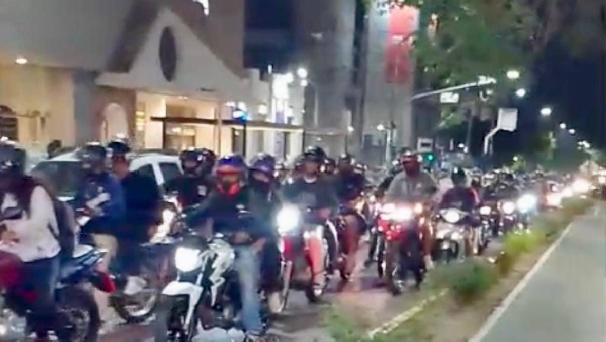 Más de 250 motos invadieron la madrugada del este último domingo en el centro&nbsp; de la ciudad de Neuquén.