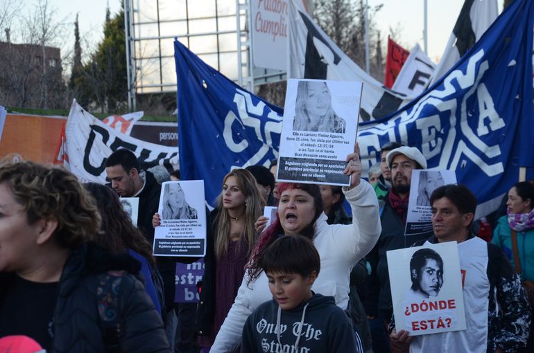 En imágenes, la marcha que abrazó el dolor de dos familias: Luciana Muñoz y Sergio Ávalos