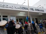 Mapuches arriaron la bandera argentina para izar el Wajmapu
