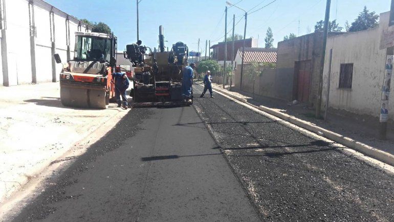 Mejora el tránsito con el pavimento en la calle Cabral