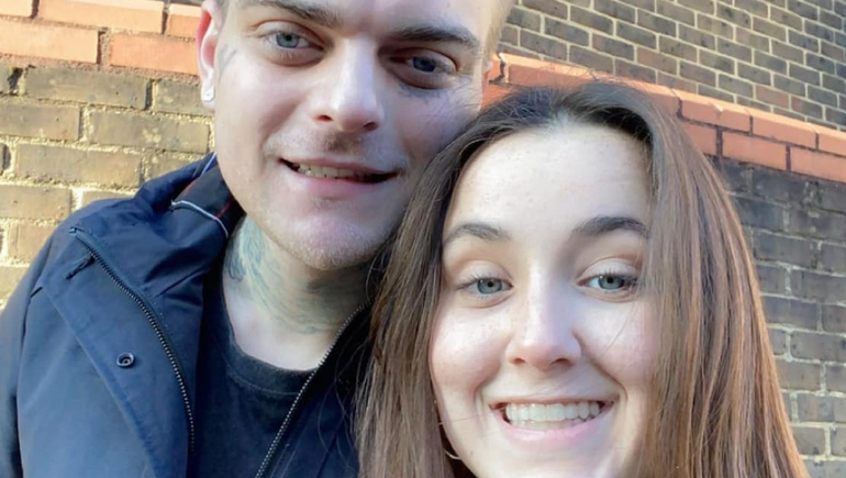 Una joven viajó 7000 kilómetros por amor y la asesinaron