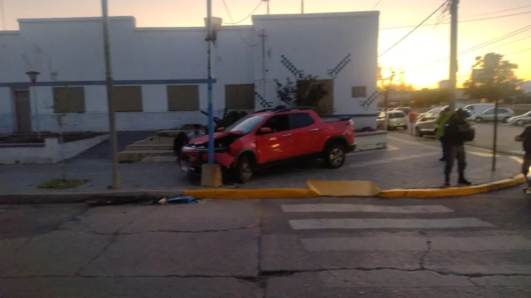 Una joven de 22 años chocó contra un poste de luz. El alcotest le dio positivo.