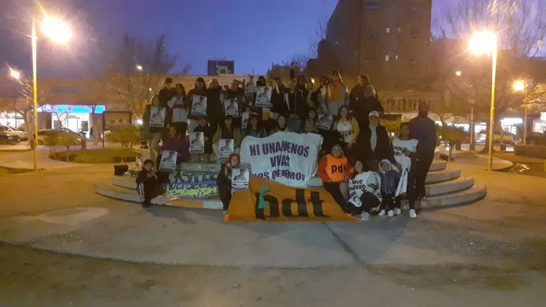 Este lunes se realizó un acto en reclamo de justicia en la plaza San Martín de Cipolletti. Este lunes se realizó un acto en reclamo de justicia en la plaza San Martín de Cipolletti.