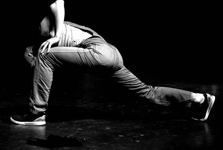 La historia de este bailarín es estremecedora. Primero perdió su trabajo y después todo.