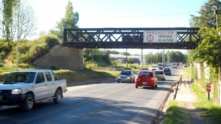 El sector identificado como un puesto móvil de venta de droga se ubica debajo del puente del tren