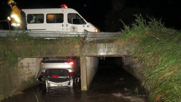 Tres muertos tras despistarse un auto oficial