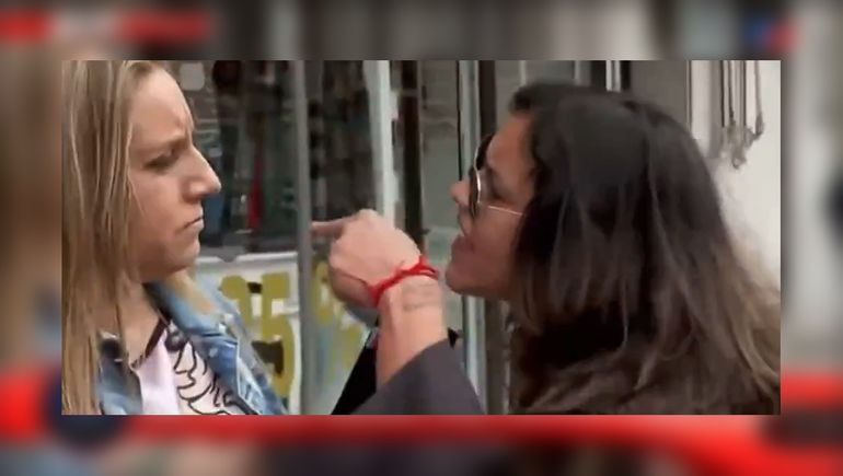 El insólito episodio entre la movilera de TN y una manifestante, donde también hubo un fuerte cruce. El insólito episodio entre la movilera de TN y una manifestante, donde también hubo un fuerte cruce.