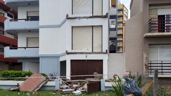 Cayeron tres balcones de un edificio en Villa Gesell