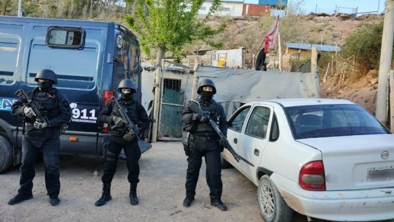 Allanamientos en la barda: secuestran droga, dinero y hay cinco detenidos