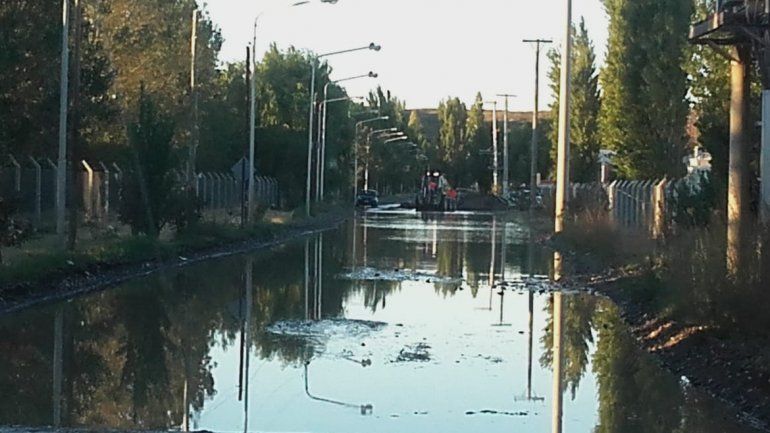 Un río sobre la calle Anaya complicó el acceso a un barrio costero