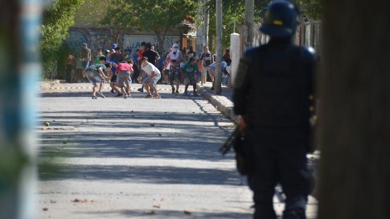La tensión empezó en Cañadón de las Cabras y las acciones violentas siguieron en Parque Industrial. Entre los heridos hay menores.&nbsp;