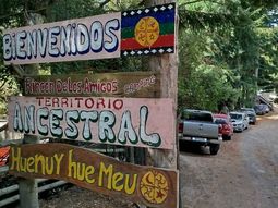 El camping del lago Correntoso queda a unos 4 kilómetros de Villa La Angostura por la Ruta 40. El camping del lago Correntoso queda a unos 4 kilómetros de Villa La Angostura por la Ruta 40.