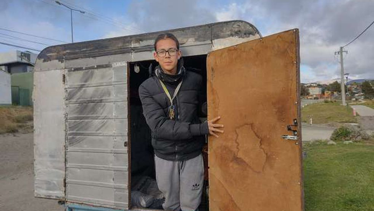 La historia del joven estudiante que hace un mes duerme en una vieja Chevrolet