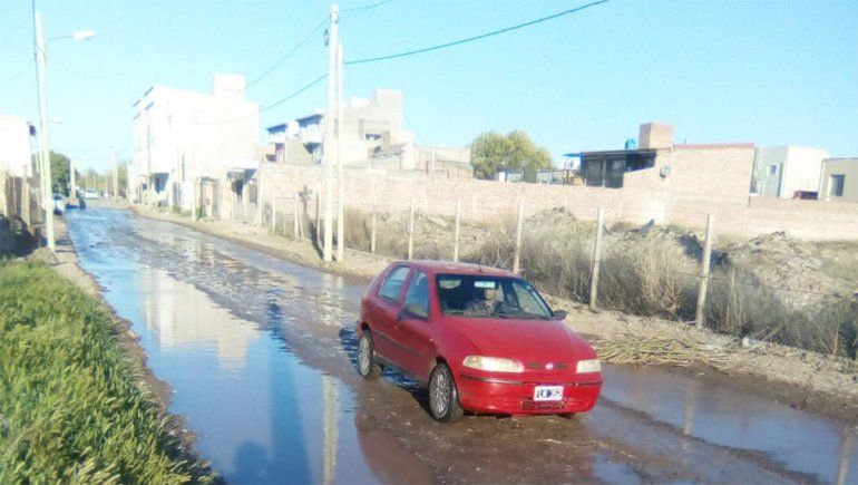 El agua potable que brotó llenó también las bocas de cloaca y provocó un cóctel.