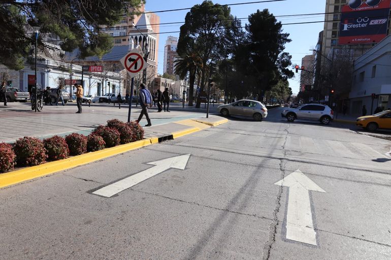 Giro a la izquierda prohibido sobre Avenida Argentina. Foto: Sebastián fariña Petersen Giro a la izquierda prohibido sobre Avenida Argentina. Foto: Sebastián fariña Petersen