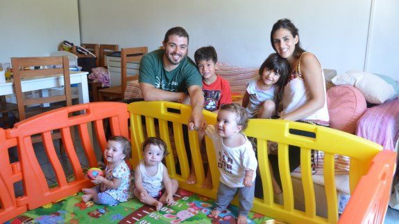 Una familia múltiple. Paz, Mikeas y Aluhé, los trillizos de 11 meses, sonríen desde el corralito junto a sus papás, Cintia y Ezequiel, y sus hermanos mayores, Gael, de 6 años, y Lucille, de 4.&nbsp;