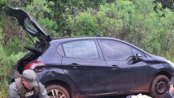 El episodio ocurrió cuando los gendarmes observaron a un vehículo que se acercaba al puesto de control, y dio un giro brusco para escapar.