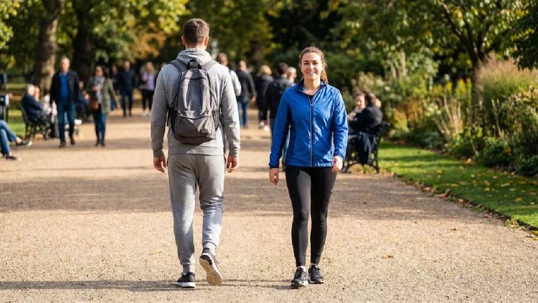 Expertos aconsejan comenzar a caminar hacia atrás de forma gradual y supervisada. Expertos aconsejan comenzar a caminar hacia atrás de forma gradual y supervisada.
