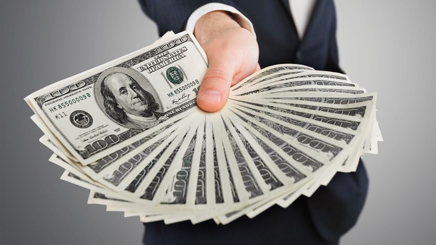 El dólar vuelve a saltar y cotiza a 491 pesos