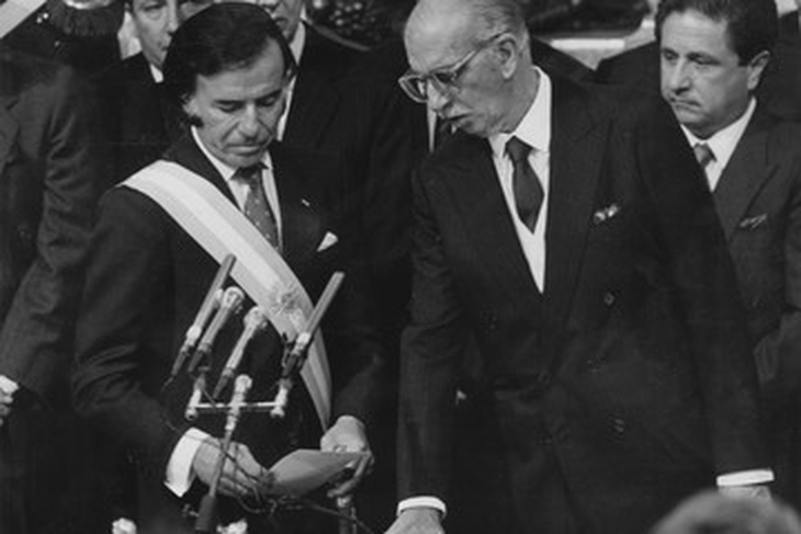 Carlos Menem le toma jura a su primer ministro de Economía, Miguel Roig, en julio de 1989. Foto: Clarin Carlos Menem le toma jura a su primer ministro de Economía, Miguel Roig, en julio de 1989. Foto: Clarin