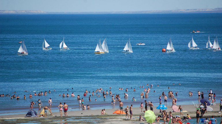 Las Grutas: con tanto calor, todos se fueron al mar