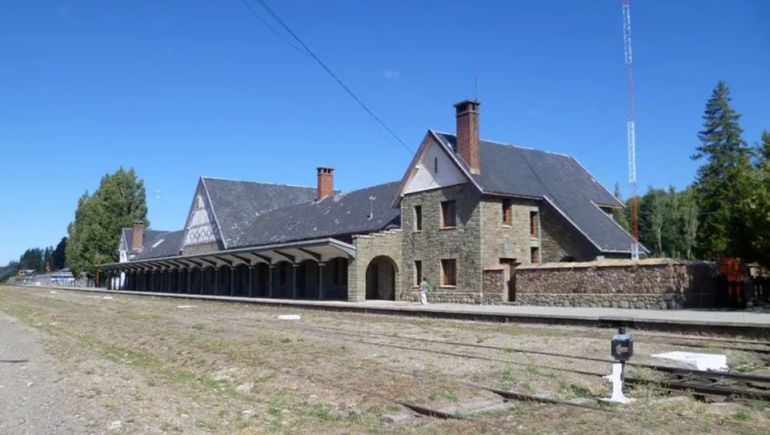 Bariloche: hallaron muerto a un hombre dentro de un auto estacionado junto a las vías
