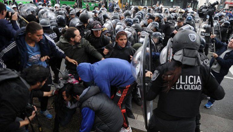 Tensión e incidentes entre manifestantes y policías en el acampe frente de Desarrollo Social