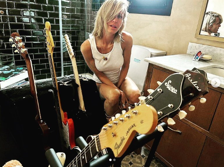 El posteo de este íntimo momento de su novia generó revuelo en la cuenta de Instagram del cantante.