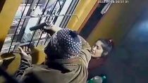 video: apuntan con un arma a un nene de 3 en el robo a un kiosco video: apuntan con un arma a un nene de 3 en el robo a un kiosco