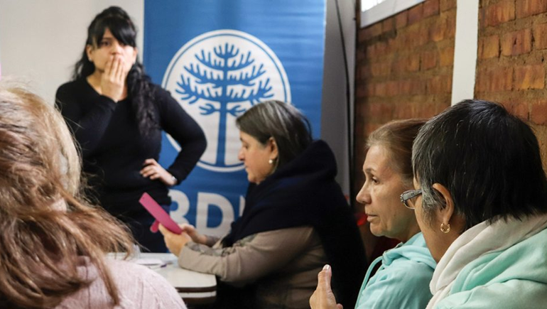 Dan talleres a adultos mayores para evitar que caigan en estafas virtuales