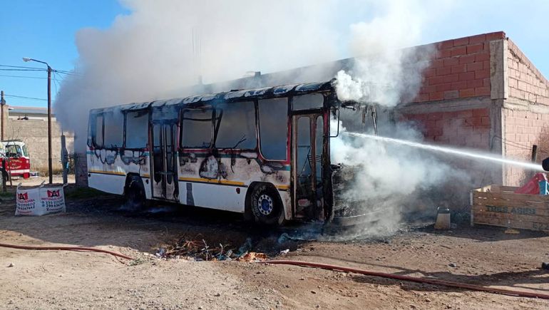 El fuego destruyó el colectivo.&nbsp;