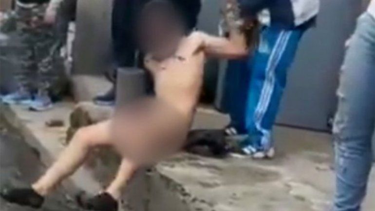Le robó el celular a una joven, y los vecinos lo atraparon y desnudaron