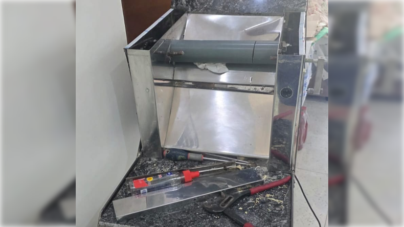 Gracias a la intervención de Bomberos, la mano de la mujer se salvó. | LM Neuquen Gracias a la intervención de Bomberos, la mano de la mujer se salvó.