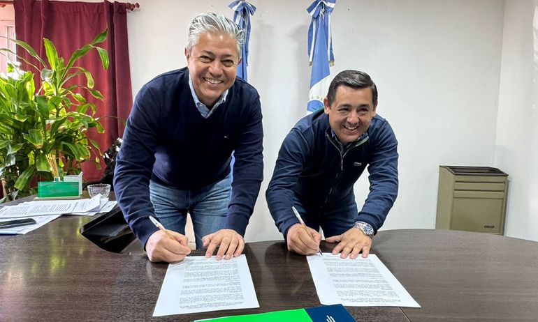 Rolando Figueroa junto al intendente de Taquimilán, Juan Carlos Montesino.