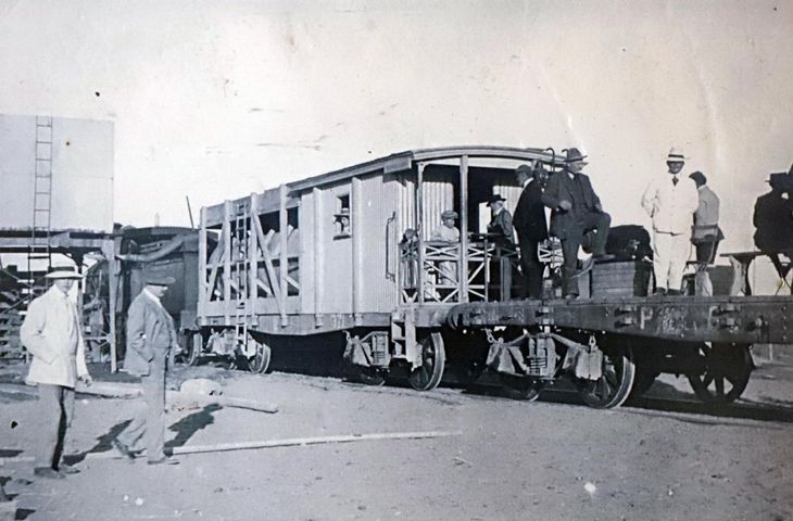 El primer desafío no fue técnico: fue conseguir agua dulce para los hombres en el desierto. El primer desafío no fue técnico: fue conseguir agua dulce para los hombres en el desierto.
