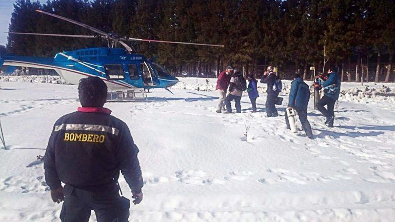 Rescataron a una señora y a un nene con el helicóptero provincial