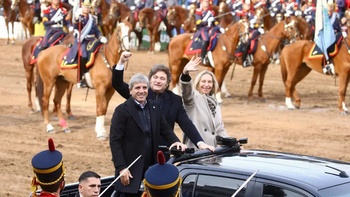 El presidente Milei, el ministro Caputo y Karina Milei; la otra triada que se presentó en Palermo. El presidente Milei, el ministro Caputo y Karina Milei; la otra triada que se presentó en Palermo.
