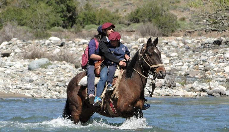 Los estudiantes que asisten a las escuelas en Villa Traful cruzan todos los días a caballo el río Cuyín Manzano. Los estudiantes que asisten a las escuelas en Villa Traful cruzan todos los días a caballo el río Cuyín Manzano.