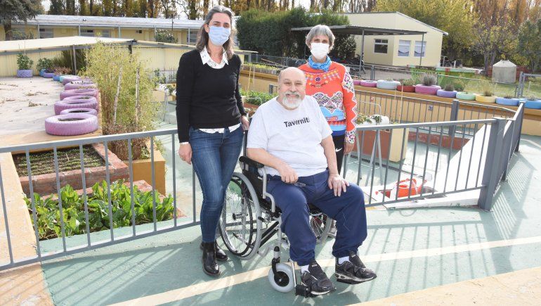Mario, junto a Genoveva y Teresita Peláez, responsables del centro de rehabilitación de la clínica Pasteur.