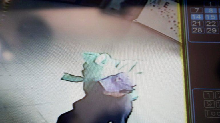 En las cámaras se ve cómo lleva en el hombro lo robado.&nbsp;