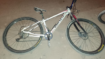 una ciclista resulto herida en un choque en centenario y fue hospitalizada