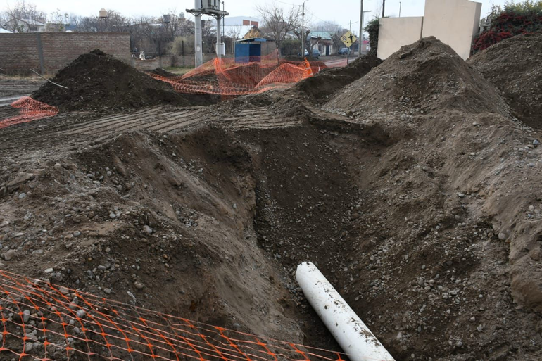 La Municipalidad de Neuquén avanza con una obra pluvial en el sur de la ciudad.
