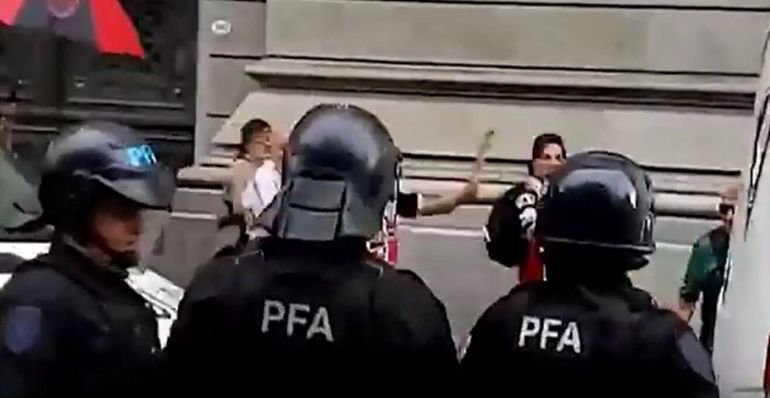 Incidentes en la marcha de jubilados: protocolo antipiquete y enfrentamiento con la policía