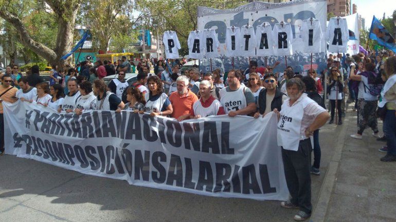 En medio del paro, ATEN marchó a Casa de Gobierno