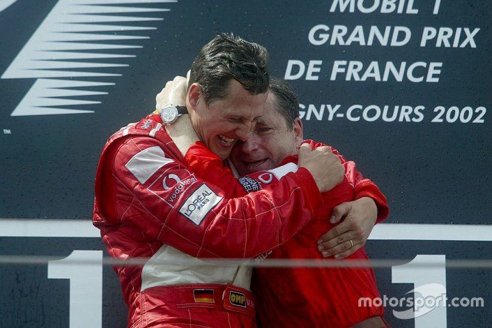 El emotivo abrazo entre el directivo y la leyenda