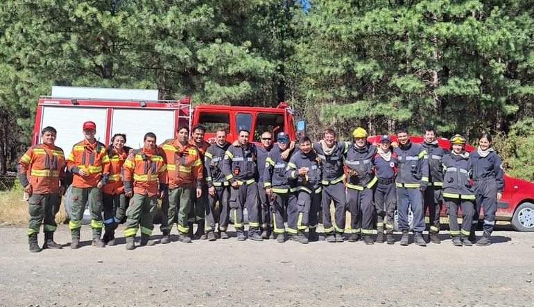 Unas 120 personas estuvieron afectadas al operativo para contener el incendio en Los Cipreses. Unas 120 personas estuvieron afectadas al operativo para contener el incendio en Los Cipreses.