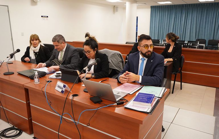 Beatríz Pelaez, apodera de la clínica Pasteur, junto al querellante Juan Coto, la asistente letrada Tanya Cid y el fiscal del caso Juan Manuel Narváez. Beatríz Pelaez, apodera de la clínica Pasteur, junto al querellante Juan Coto, la asistente letrada Tanya Cid y el fiscal del caso Juan Manuel Narváez.