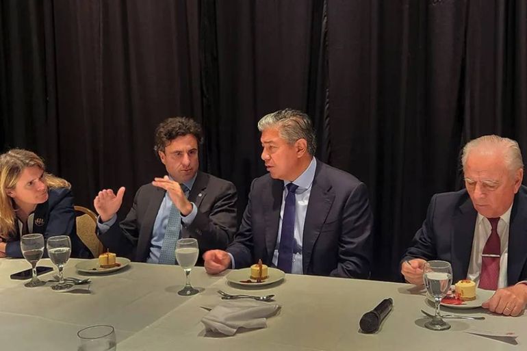 Rolando Figueroa durante el encuentro del Club del Petróleo
