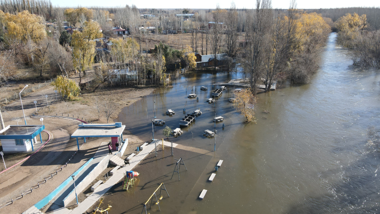 Un brazo del río Neuquén en el Paseo Costero de Centenario. Los 600 m³/seg tapan hasta las parrillas del sector. Un brazo del río Neuquén en el Paseo Costero de Centenario. Los 600 m³/seg tapan hasta las parrillas del sector.