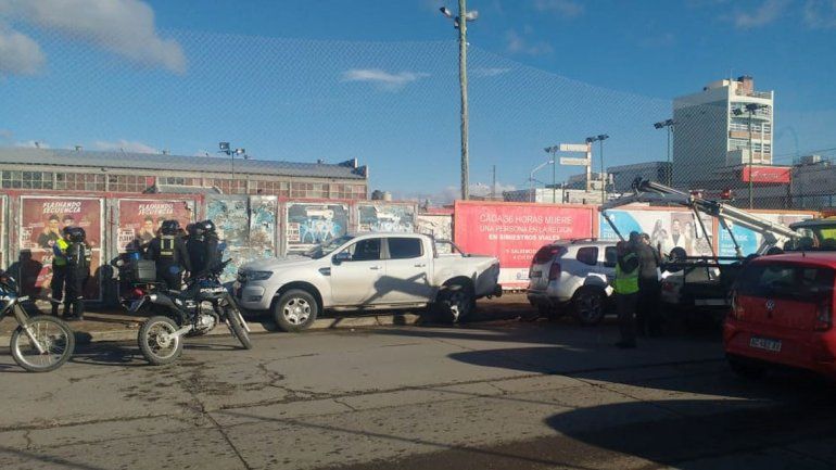 Dos gitanos chocaron una camioneta estacionada, se bajaron y se fueron corriendo